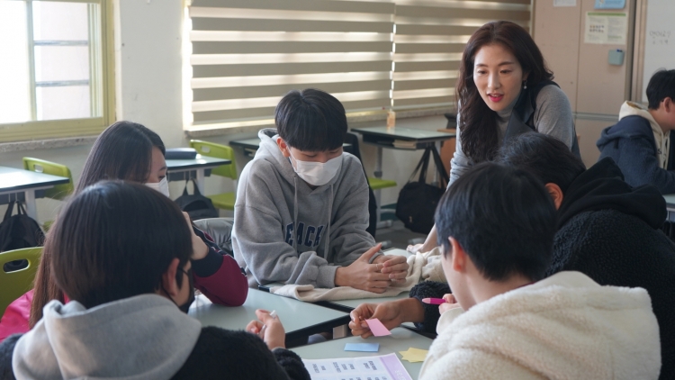 LG생활건강의 '학교야 웃자!' 프로그램 수업 장면.