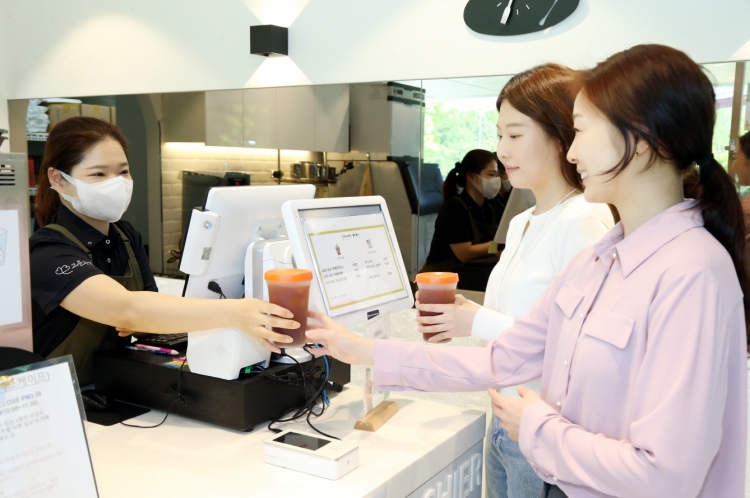 LG생활건강 서울 광화문 사옥 사내 카페에서 직원이 다회용기에 담긴 커피를 구매하고 있다.